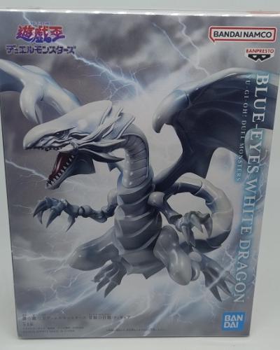 Dragón blanco de ojos azules