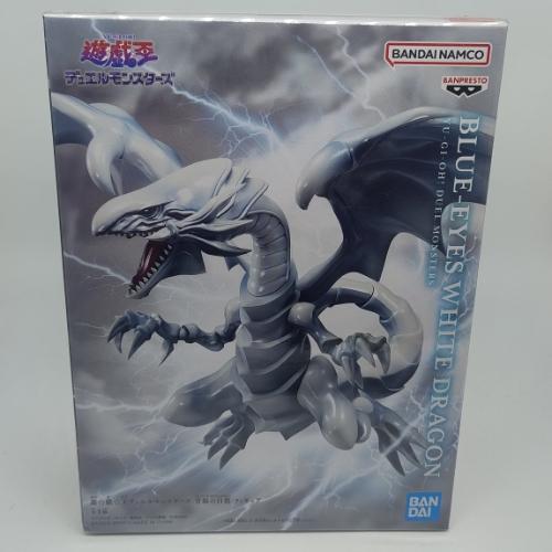 Dragón blanco de ojos azules